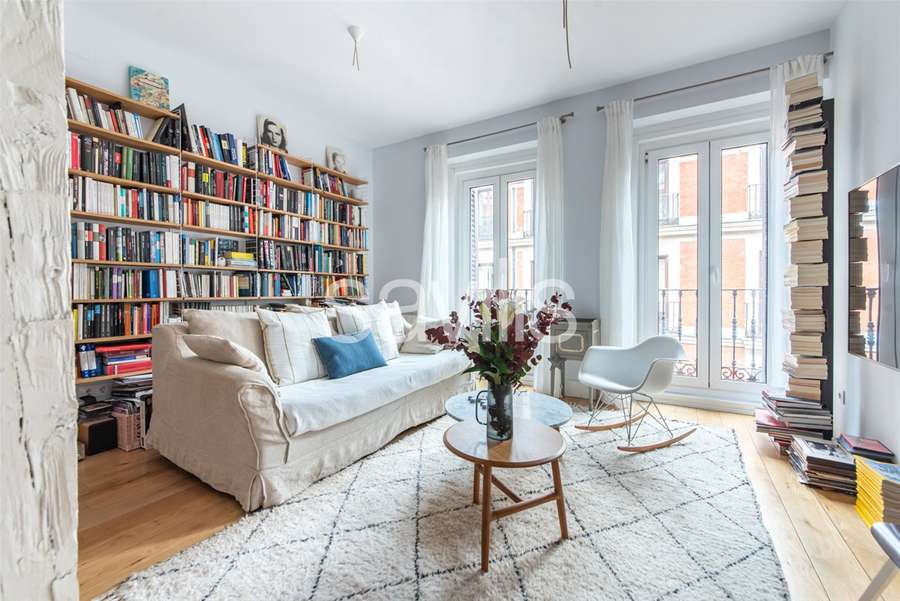 Elegant 2-bed apartment with 98 m² terrace in Salesas, Centro