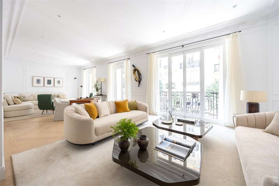 Corner 3-bed penthouse with 97 m² terrace in Recoletos, Salamanca