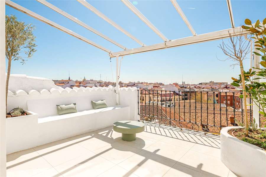 Ático de 4 dormitorios renovado con terraza en Palacio, Centro