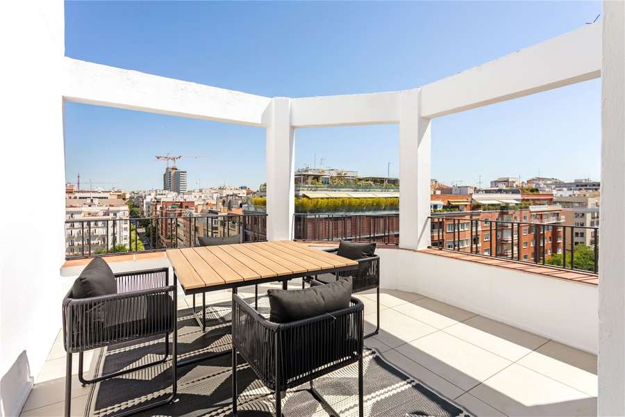 Ático de 1 dormitorio reformado con terraza en Castellana, Salamanca