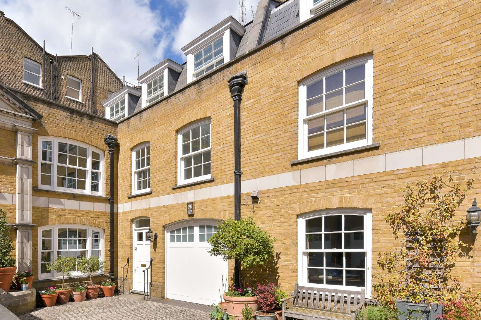 Radhus till salu i Warwick Avenue Underground, London, England | Savills