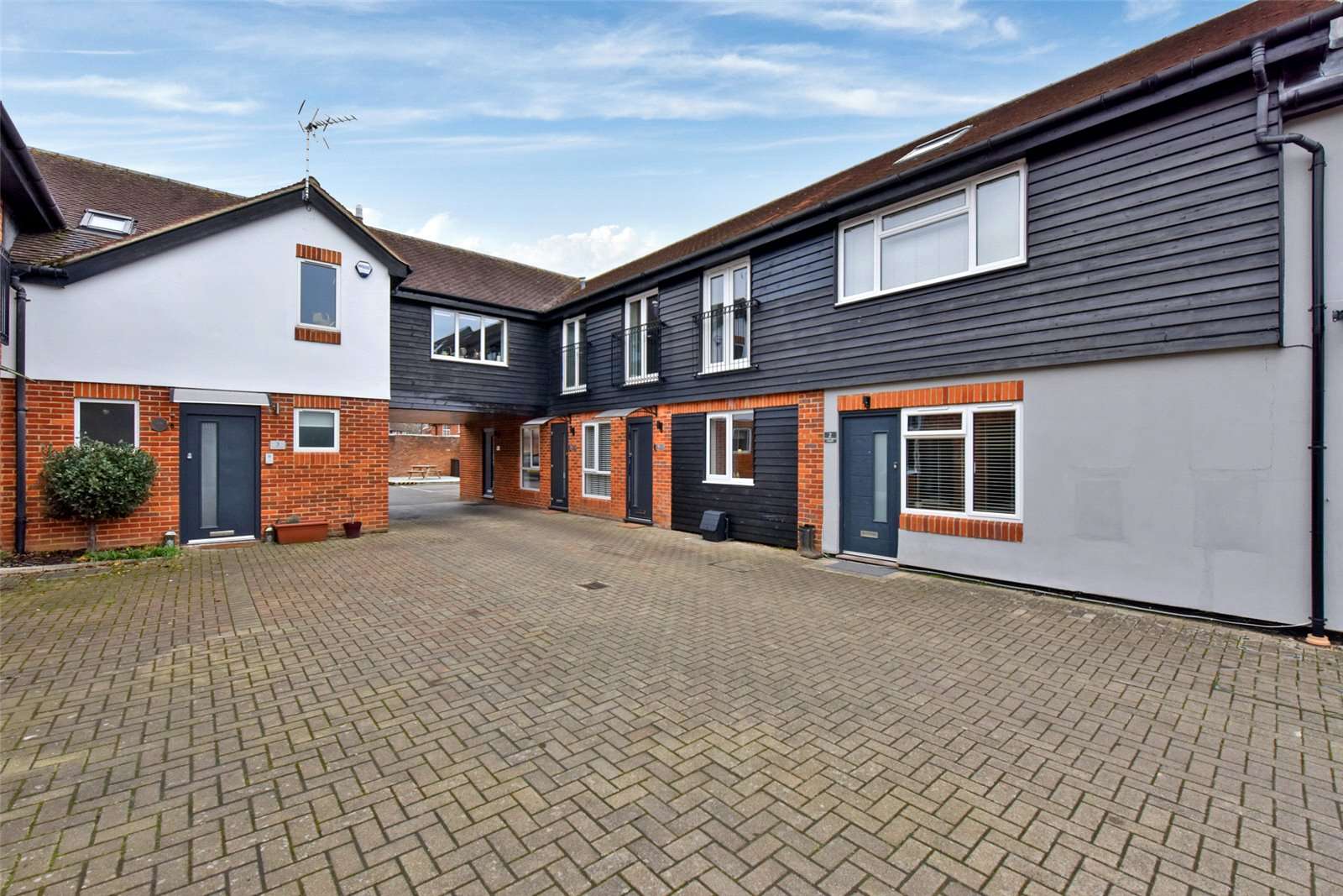 Beech House, 27 Little Marlow Road, Marlow, Buckinghamshire, SL7 1HA | Property to rent | Savills - Veduta 6