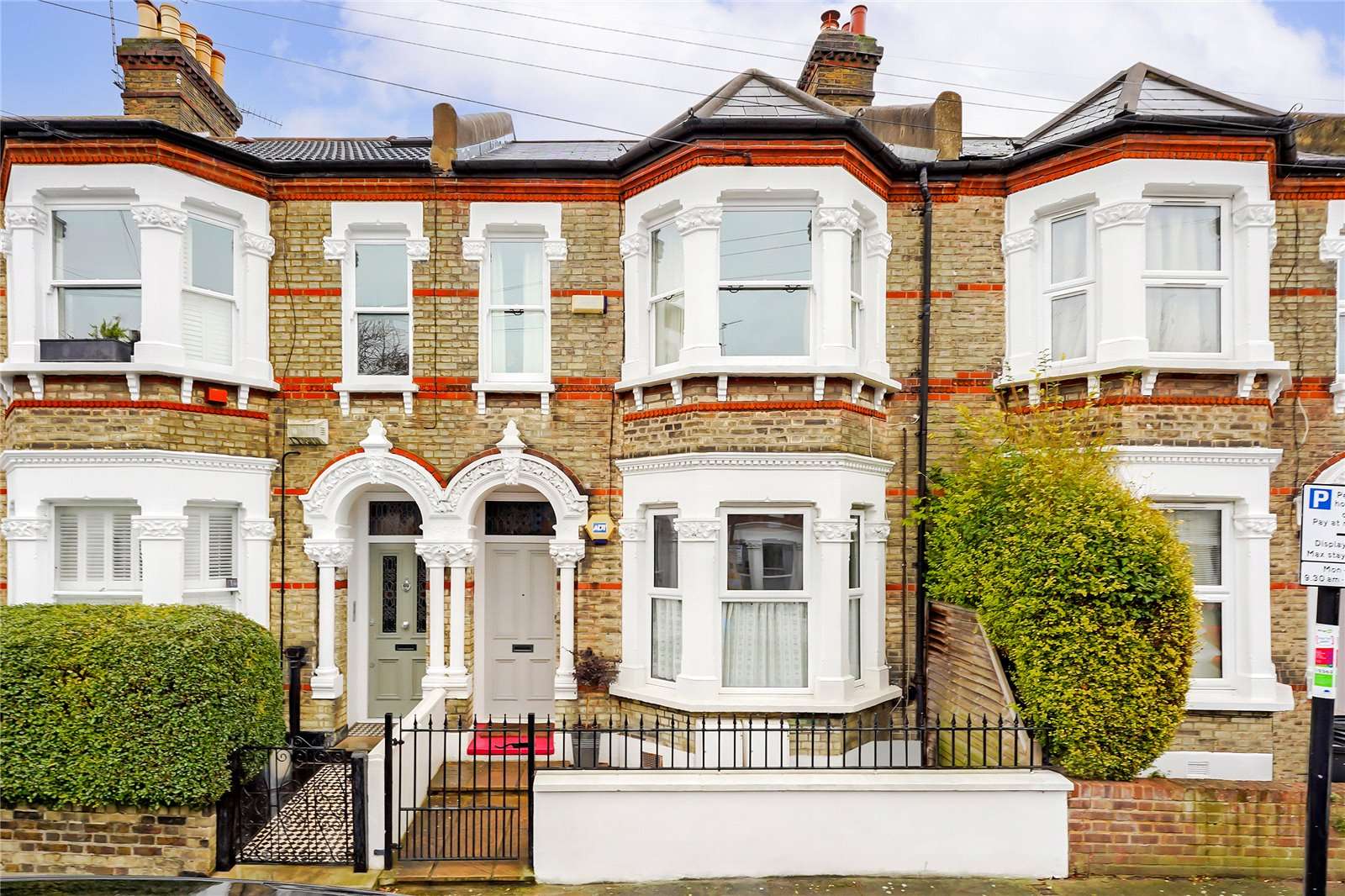 Savills Grandison Road, London, SW11 6LT คุณสมบัติ รอขาย