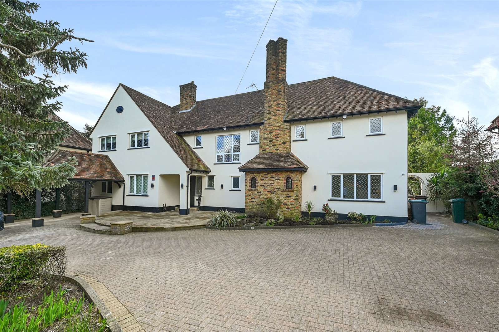 Savills Heathside Close, Northwood, Middlesex, HA6 2EQ Property to rent