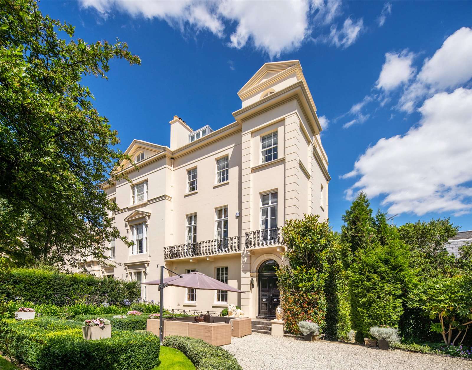 Savills Prince Albert Road, Regent's Park, London, NW1 7SR Własność