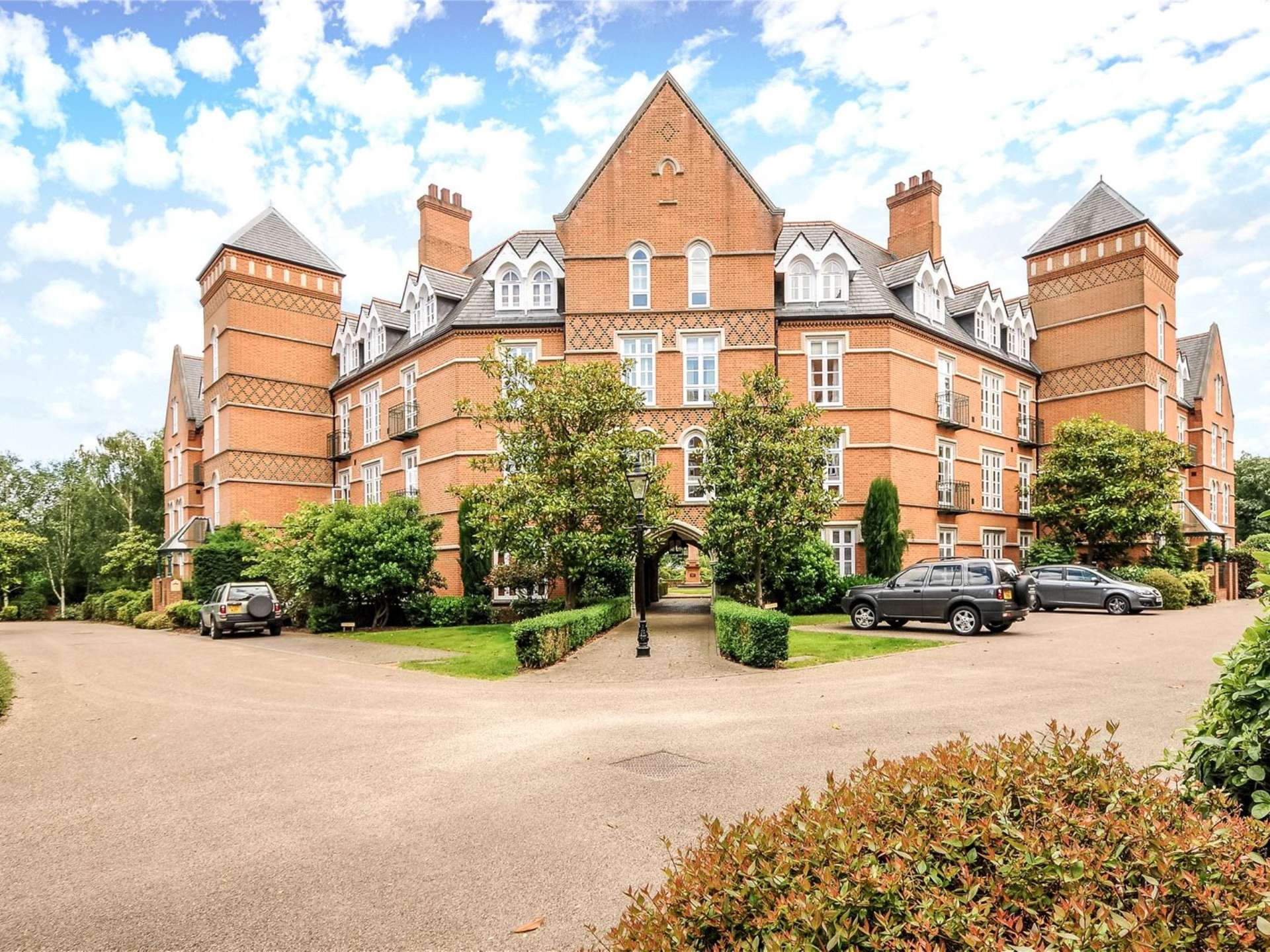 Gillespie House, Holloway Drive, Virginia Water, Surrey, GU25 4SU Bất động sản cho thuê Savills