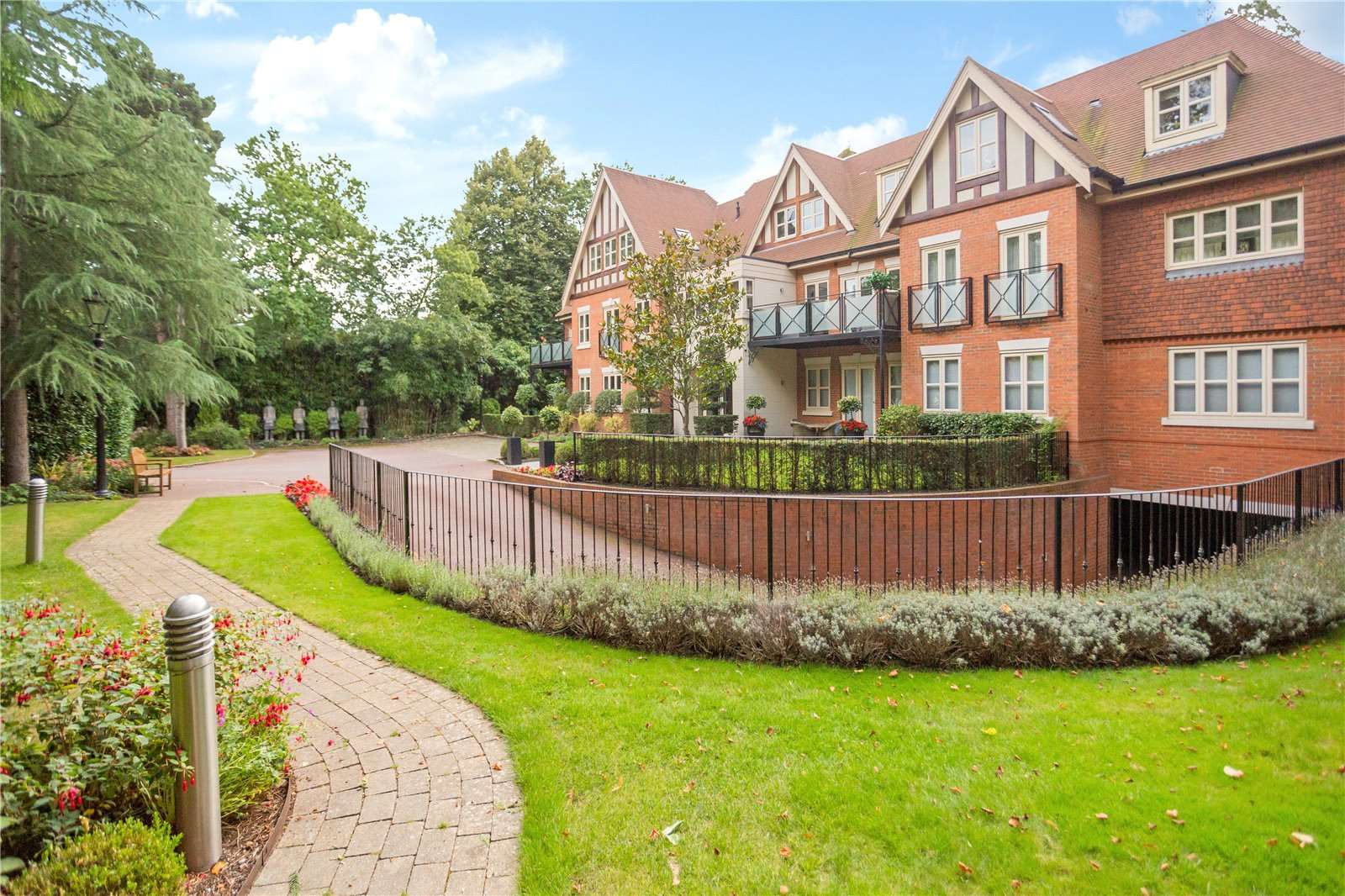 Brockenhurst House, Brockenhurst Road, Ascot, Berkshire, SL5 9FW Bất