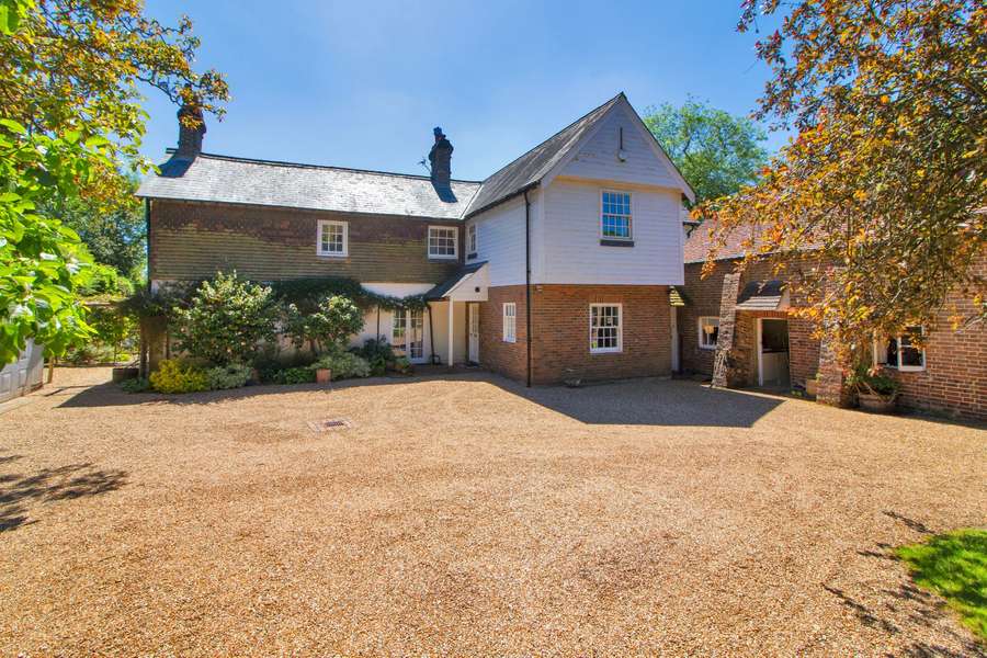 Holmewood Ridge, Langton Green, Tunbridge Wells, Kent, TN3 0ED