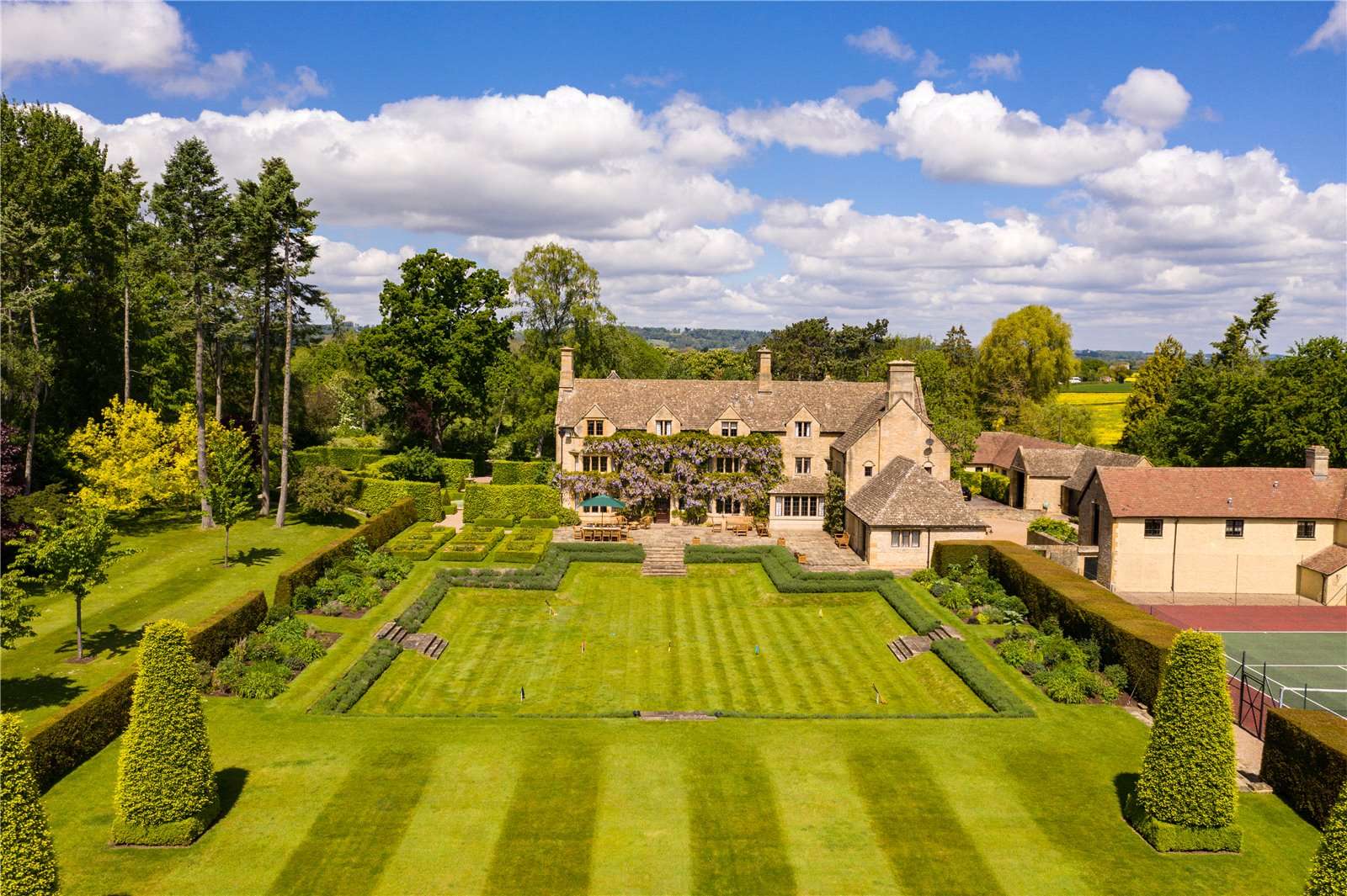 Donnington, MoretoninMarsh, Gloucestershire, GL56 0XU Property for