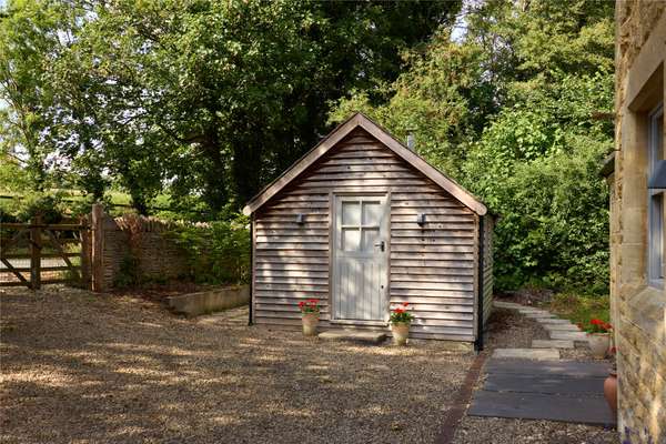 Chipping Campden Period Cottage with Secluded Gardens 17