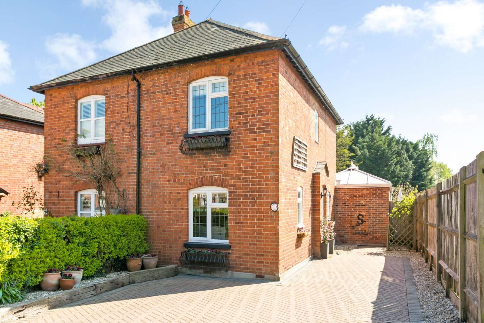 Savills Golden Ball Lane, Maidenhead, Berkshire, SL6 6NW Bất động