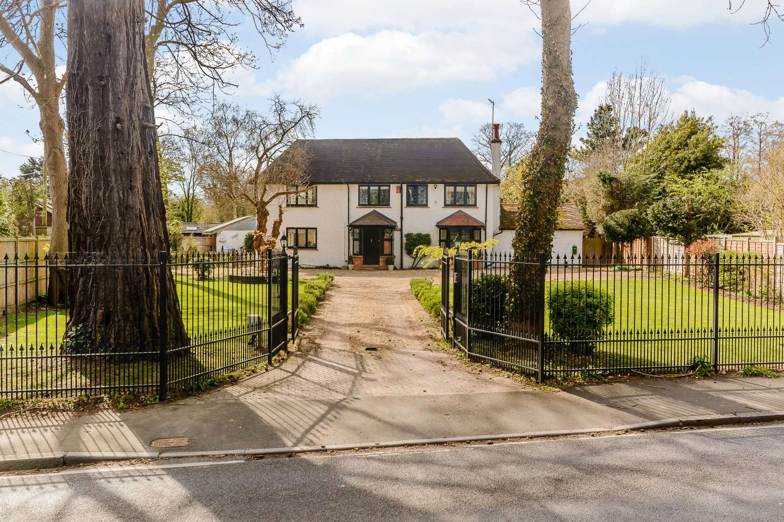 33, High Street, Wraysbury, Middlesex, TW19 5DA, UK Tel +44 (0 France