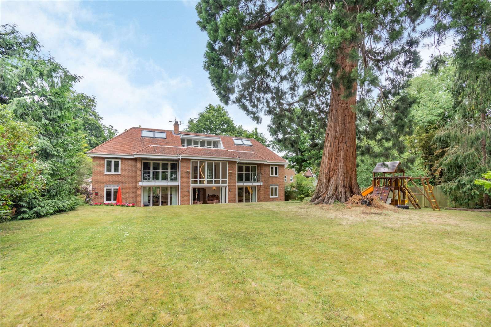 Burfield Road, Old Windsor, Windsor, Berkshire, SL4 2LP Bất động sản