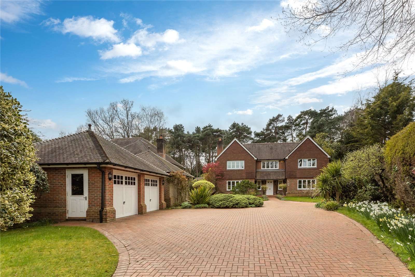 Savills Ashwood Drive, Broadstone, Dorset, BH18 8LN 매매용 특성