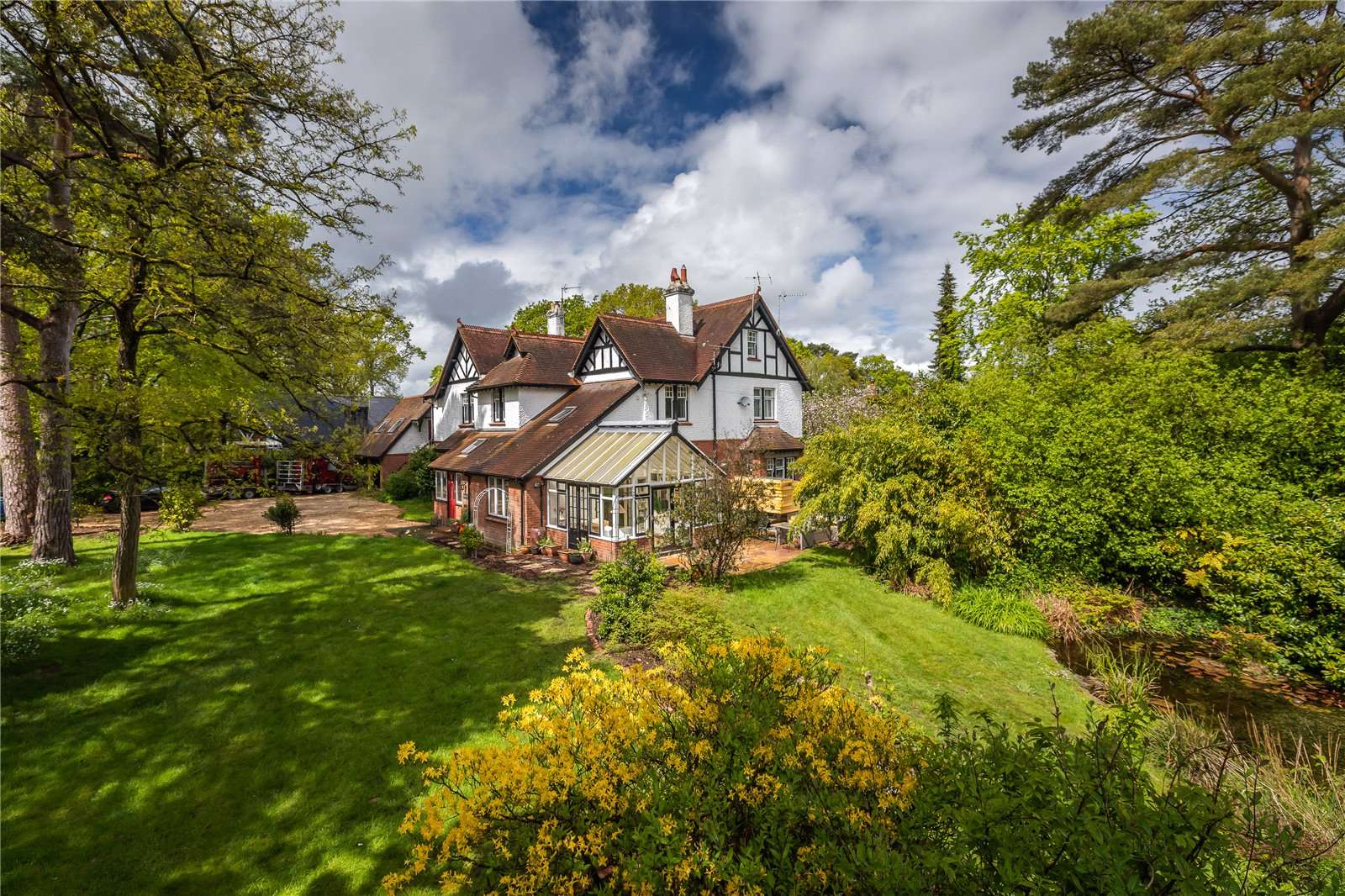 Smugglers Lane, Colehill, Wimborne, Dorset, BH21 2RY คุณสมบัติ รอขาย