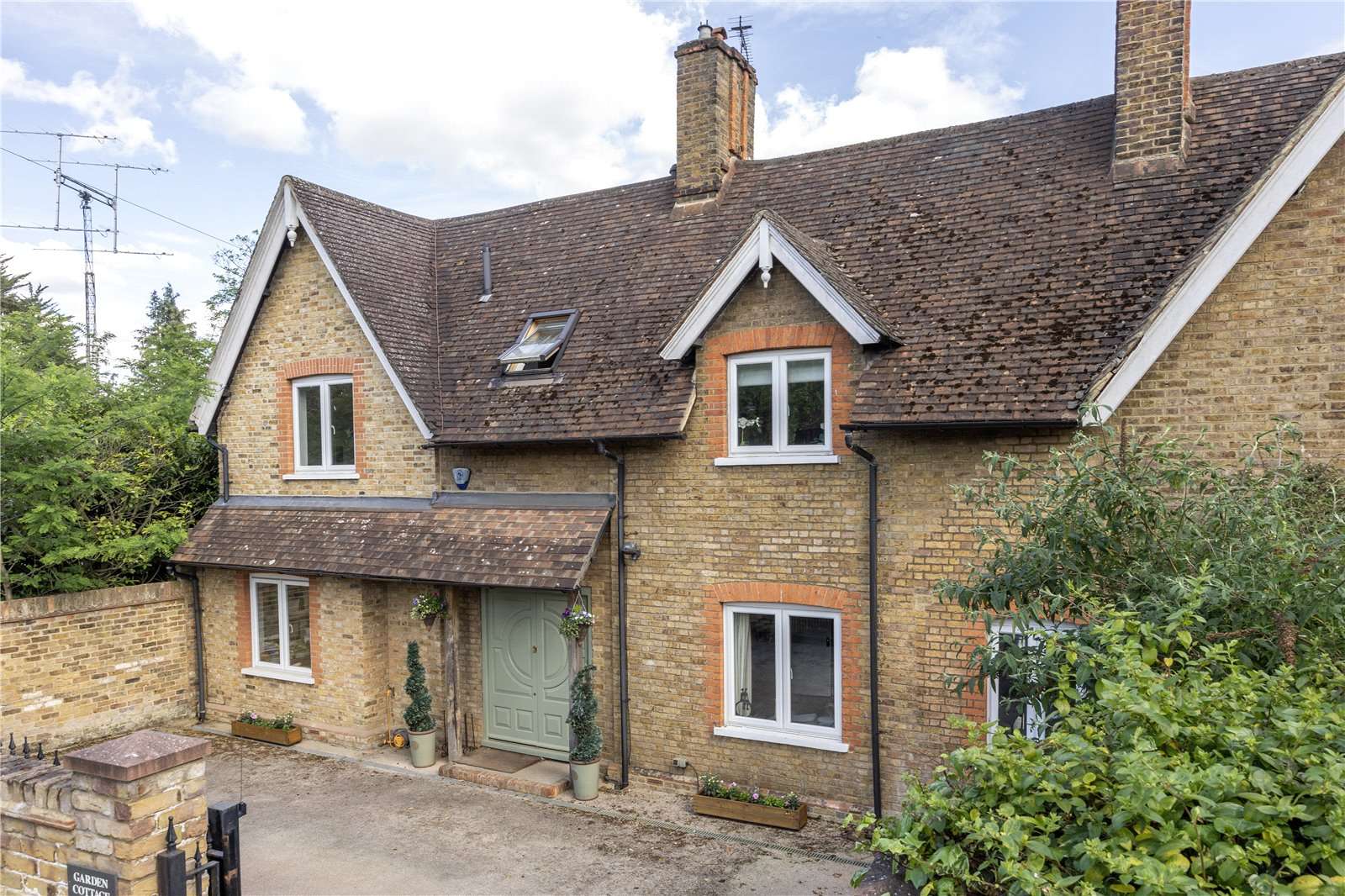 Four bedroom houses for sale in Richmond upon Thames Borough, London