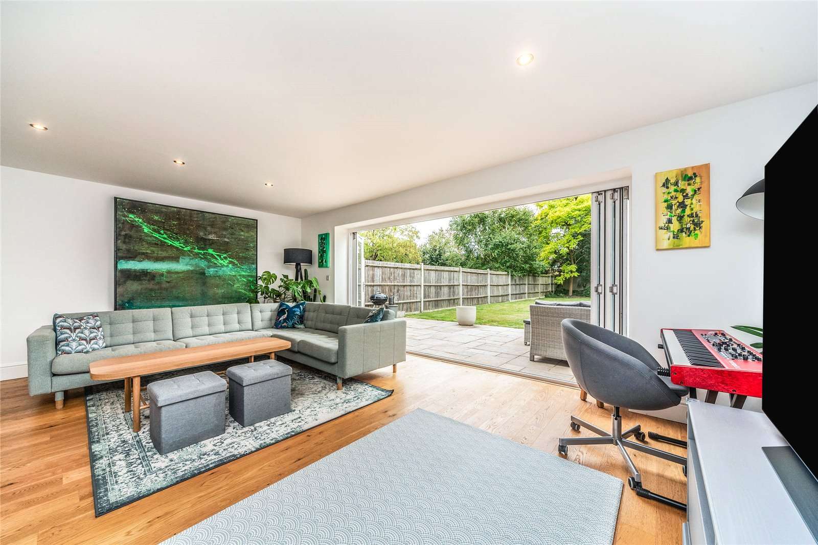 York Gardens, WaltononThames, Surrey, KT12 3EP Property to rent