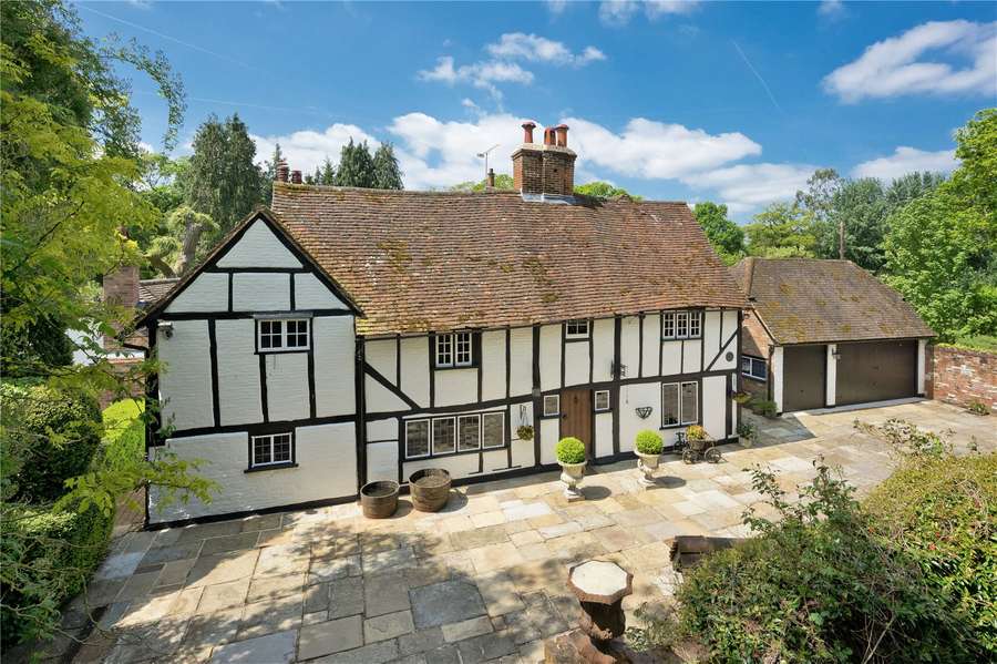 Pyrford Road, Woking, Surrey, GU22 8UZ Vlastnictví na prodej Savills