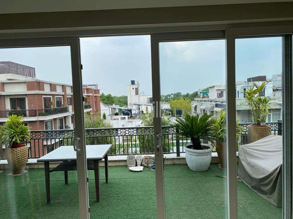 Spacious Apartment with Wide Deck, Panchsheel Park, South Central Delhi