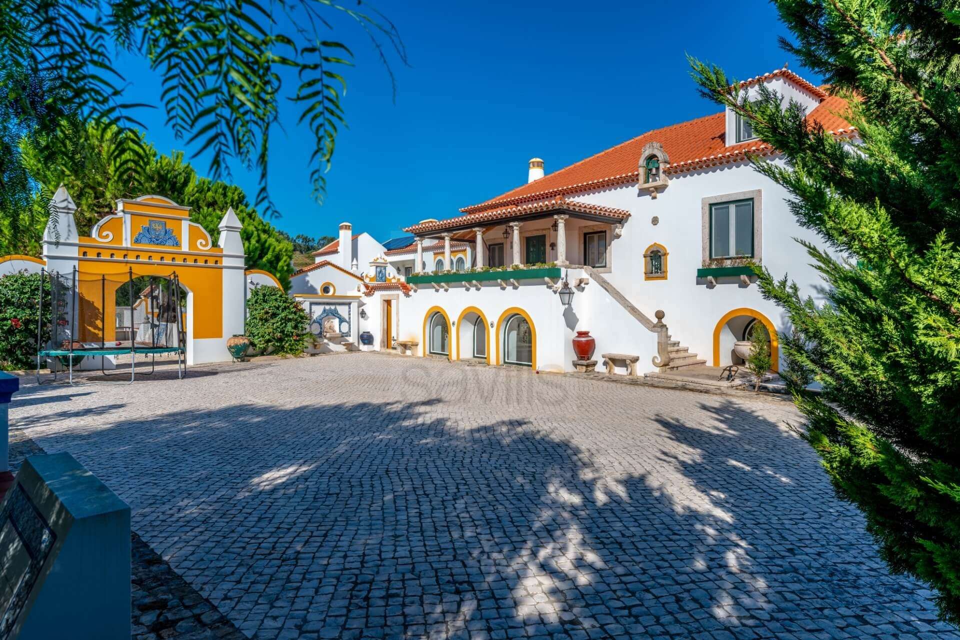 Villa with 5 bedrooms in the main house, a guest house and a swimming